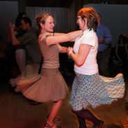 Stage de danses folk pour (faux) débutants / Folkdansen voor (halve) beginners